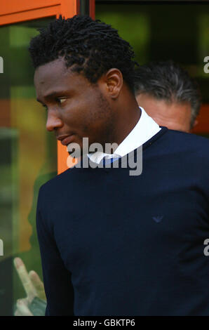 Mikel muss sich über Fahrgebühren für Getränke aufhalten. Der Chelsea-Fußballer John Obi Mikel verlässt das Londoner Amtsgericht West London in London. Stockfoto