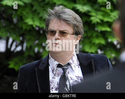 Paul Merton kommt in der St. Bride's Church in der Fleet Street, London, zur Beerdigung des Senders, Schriftstellers und ehemaligen liberalen Abgeordneten Sir Clement Freud an. Stockfoto