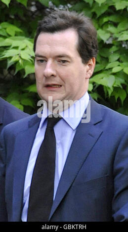 Der Schattenkanzler George Osborne kommt in der St. Bride's Church in der Fleet Street, London, zur Beerdigung des Senders, Schriftstellers und ehemaligen liberalen Abgeordneten Sir Clement Freud an. Stockfoto