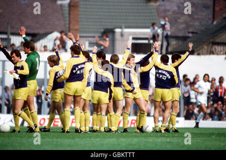 Vor dem Spiel winken die Spieler von Leeds United in die Menge: (l-r) Trevor Cherry, John Lukic, Arthur Graham, Paul Hart, Frank Gray, Brian Flynn, Derek Parlane, Carl Harris, Peter Barnes, Kevin Hird, Eddie Gray, ? Stockfoto