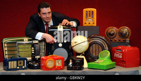 Laurence Fisher von der Abteilung Mechanical and Music Collectors in Bonhams mit einem Teil einer Sammlung von 148 Vintage-Radios aus Kunststoff aus der ganzen Welt, die am 28. April in Knightsbridge, London, versteigert wird. Die Kollektion war im Besitz von Jeff Salmon und eine der wichtigsten ihrer Art in Großbritannien, bestehend aus vielen seltenen Sets von Herstellern wie Emerson, Motorola, Bendix, RCA und FADA, die in den 1930er bis 1950er Jahren hergestellt wurden. Stockfoto