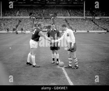 Die beiden Kapitäne, Bobby Moore von West Ham United (l) und Nobby Lawton von Preston North End (r), geben sich vor dem Spiel die Hände Stockfoto