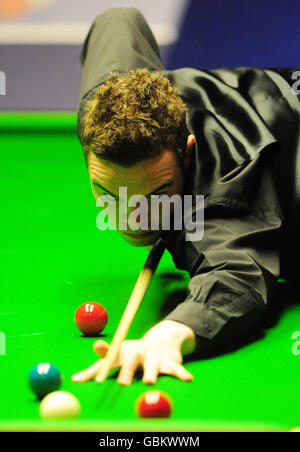 Jamie Cope im Einsatz gegen John Higgins während der Snooker-Weltmeisterschaft Betfred.com im Crucible Theatre, Sheffield. Stockfoto