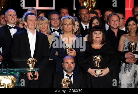 Die Preisträger, darunter die BAFTA Fellowship-Gewinner Jennifer Saunders und Dawn French, waren nach der Show bei den British Academy Television Awards in der Royal Festival Hall im Zentrum von London auf der Bühne. Stockfoto