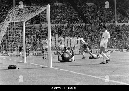 Nick Pickering von Coventry City (3. R) und Lloyd McGrath (l) feiern, nachdem Gary Mabbutt von Tottenham Hotspur (c, Bending) McGraths Kreuz in sein eigenes Netz für das Siegtor gelenkt hatte, zur Enttäuschung von Tottenhams Chris Hughton (r), Richard Gough (2. R), Ray Clemence (c, am Boden) und Mitchell Thomas (Zweite l) Stockfoto