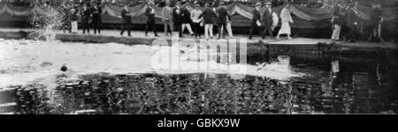 Schwimmen - Stockholm Olympische Spiele 1912 - Männer 100m Freistil Finale Stockfoto