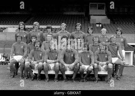 Kader von Nottingham Forest 1972-73: (Hintere Reihe, l-r) Dave Serella, John Cottam, Duncan McKenzie, Eric Hulme, Jim Barron, John Robertson, Alan Buckley, Tommy Jackson; (mittlere Reihe, l-r) Barry Lyons, Martin O'Neill, Tommy Gemmell, Neil Martin, Paul Richardson, Sammy Chapman, John Winfield; (erste Reihe, l-r) Doug Fraser, Liam O'Kane, Peter Hindley, Jimmy McIntosh, George Lyall Stockfoto