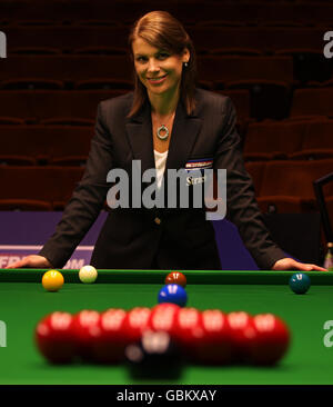 Snooker-Schiedsrichterin Michaela Tabb posiert für den Fotografen und will Sei die erste weibliche Schiedsrichterin beim diesjährigen Finale Stockfoto