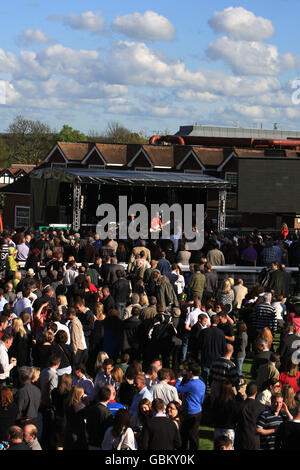 Horse Racing - bet365 Gold Cup Meeting - Tag 2 - Sandown Park Stockfoto