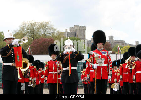 Bands der Royal Marines und der Irish Guards posieren vor dem Royal Windsor Tattoo, das auf dem Gelände von Windsor Castle, Berkshire, stattfindet. Stockfoto