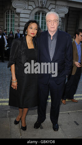 Sir Michael Caine und seine Frau Shakira kommen zur Gala-Premiere von is Anybody There? Auf dem Curzon Mayfair in London. Stockfoto