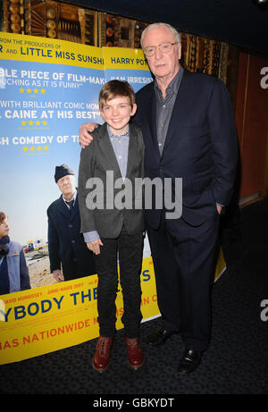 Bill Milner und Sir Michael Caine kommen zur Gala-Premiere von is Anybody There? Auf dem Curzon Mayfair in London. Stockfoto