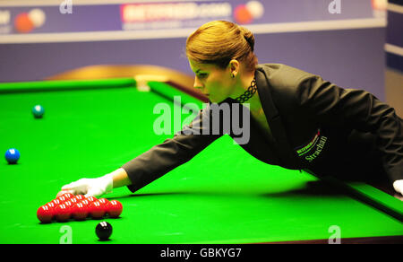 Schiedsrichterin Michaela Tabb, die als erste Frau ein Snookerweltfinale während der Snookerweltmeisterschaft Betfred.com im Crucible Theatre, Sheffield, ausstellt. Stockfoto