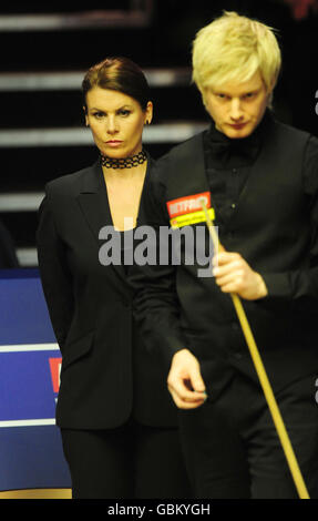 Schiedsrichterin Michaela Tabb, die als erste Frau ein Snookerweltfinale während der Snookerweltmeisterschaft Betfred.com im Crucible Theatre, Sheffield, ausstellt. Stockfoto