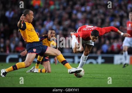 Fußball - UEFA Champions League - Halbfinale - Erstes Teilstück - Manchester United / Arsenal - Old Trafford. Cristiano Ronaldo von Manchester United (rechts) und Mikael Silvestre von Arsenal (links) kämpfen um den Ball Stockfoto