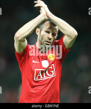 Ryan Giggs von Manchester United feiert den Sieg seiner Mannschaft beim Champions League Semi Final First Leg Match in Old Trafford, Manchester. Stockfoto