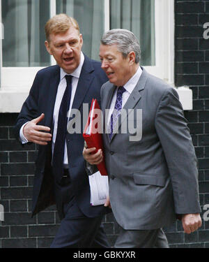 Gesundheitsminister Alan Johnson (rechts) und der Chief Medical Officer Sir Liam Donaldson kommen in der Downing Street 10 im Zentrum Londons an, um an einer Kabinettssitzung teilzunehmen. Stockfoto