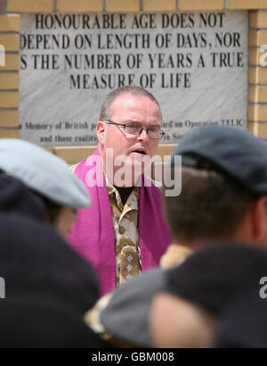 Pater Paschal Hanrahan, 43, aus Ennis, Land Clare, führt einen Gottesdienst an der Gedenkmauer vor dem Hauptquartier der 20. Panzerbrigade auf dem Militärstützpunkt der Hauptkoalition in Basra an, um die 179 britischen Militärangehörigen zu ehren, die während des sechsjährigen Konflikts im Irak getötet wurden. Stockfoto