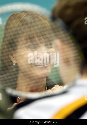 Britische Olympiaministerin Tessa Jowell plaudert mit jungen Badmintonspielern bei einem Besuch im Scotstoun Leisure Centre in Glasgow. Stockfoto