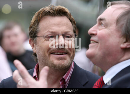 Komiker Eddie Izzard (links) heute im Stadtzentrum von Liverpool, der John Prescott (rechts) beim Start seines Kampfbusses unterstützt. Stockfoto