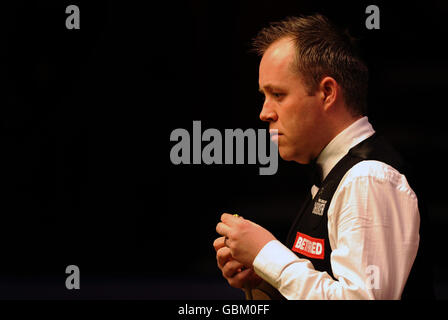 Schottlands John Higgins in Aktion während der Snooker-Weltmeisterschaft Betfred.com im Crucible Theatre, Sheffield. Stockfoto