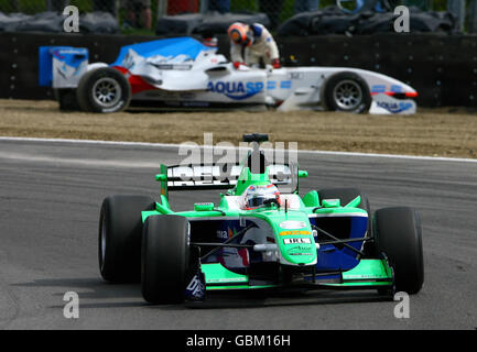 Auto - British A1 Grand Prix - Qualifikation - Brands Hatch. Der irische A1GP-Fahrer Adam Carroll übergibt den Schweizer Neel Jani während des Qualifyings für den britischen A1GP in Brands Hatch, Kent. Stockfoto