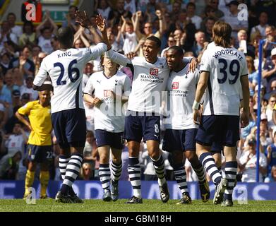 Fußball - Barclays Premier League - Tottenham Hotspur gegen West Bromwich Albion - White Hart Lane. Jermaine Jenas von Tottenham Hotspur (Mitte) feiert das Tor zum ersten Tor des Spiels Stockfoto