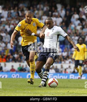 Fußball - Barclays Premier League - Tottenham Hotspur gegen West Bromwich Albion - White Hart Lane. Tottenham Hotspur's Jermain Defoe (rechts) und West Bromwich Albion's Gianni Zuiverloon kämpfen um den Ball Stockfoto