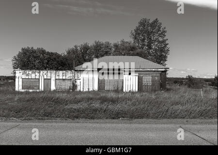 Verlassene Garage über die Autobahn. Stockfoto