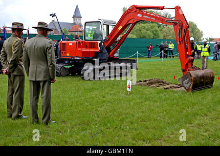 Generalmajor Mike O'Brien (links) und Generalleutnant David Hurley von der Australian Defence Force betrachten den ersten Schnitt in eine Massengräberstätte des Ersten Weltkriegs in Pheasant Wood, einer Massengräberstätte des Ersten Weltkriegs in Fromelles, Nordfrankreich. Stockfoto