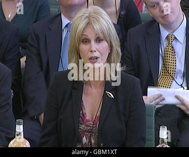 Die Schauspielerin Joanna Lumley trat vor dem Auswahlausschuss für Inneres im Londoner Unterhaus auf, wo sie Beweise gab, Gurkhas einen besseren Deal über Aufenthaltsrechte zu geben. Stockfoto