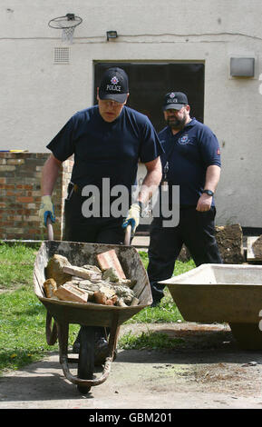 REDAKTEURE BEACHTEN SIE BITTE BILDUNTERSCHRIFTENKORREKTUR ÄNDERUNG DER IDENTIFIKATION DES HAUSES VON DEM DES HAUSES KARL HOTCHKISS ZU EINEM HAUS IN DER POLIZEILICHEN UNTERSUCHUNG IN BEZUG AUF DAS VERSCHWINDEN VON KARL HOTCHKISS. Polizei Kent in Gravesend, Kent, wo sie ein Haus untersuchen, das mit dem Verschwinden von Karl Hotchkiss im Jahr 1993 in Verbindung steht. Stockfoto