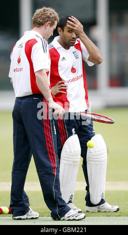 Englands Paul Colinwood (links) mit Ravi Bopara während einer Trainingseinheit auf dem Lord's Cricket Ground, London. Stockfoto