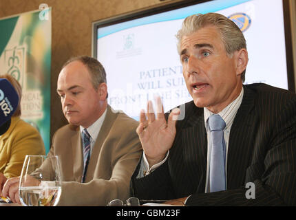 Liam Doran von der Irish Nurses Organization (rechts) und Professor Sean Tierney von der Irish Medical Organization während einer gemeinsamen Pressekonferenz im IMO-Haus Dublin, um Bedenken hinsichtlich kostensparender Maßnahmen bei den Zahlen der öffentlichen Gesundheitsdienste anzusprechen. Stockfoto