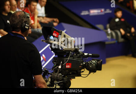 Gesamtansicht eines SIS Sony Kameramanns und einer Kamera, die die Aktion während der Snookerweltmeisterschaft Betfred.com im Crucible Theatre, Sheffield, Filmen. Stockfoto