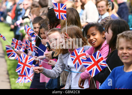 Lokale Schulkinder erwarten die Ankunft von Königin Elizabeth II. Und dem Herzog von Edinburgh, die den Royal Botanic Gardens in Kew im Südwesten Londons besuchen sollten. Stockfoto