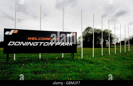 Blick auf das Eingangsschild auf der Rennstrecke des Donington Park, Castle Donington. Stockfoto