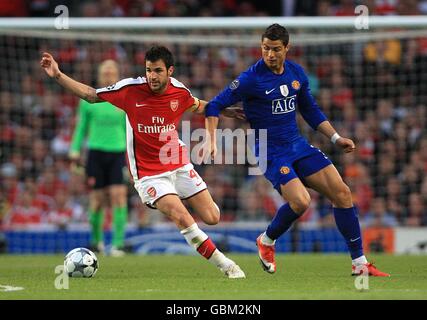 Fußball - UEFA Champions League - Halbfinale - zweite Etappe - Arsenal gegen Manchester United - Emirates Stadium. Cristiano Ronaldo von Manchester United (rechts) und Francesc Fabregas von Arsenal kämpfen um den Ball Stockfoto