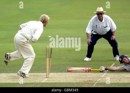 Gareth Batty von Worcestershire läuft Surreys Richard Clinton aus Stockfoto