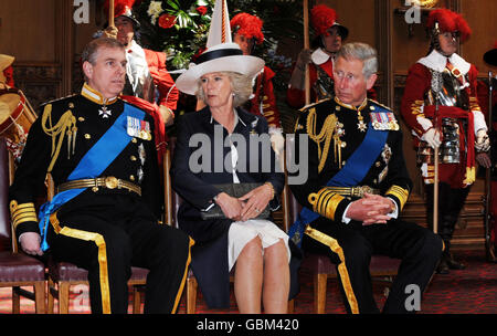 Der Prinz von Wales, rechts, die Herzogin von Cornwall und der Herzog von York bei einem Empfang in Guildhall nach einem Gottesdienst in der St. Paul's Cathedral anlässlich des 100. Jahrestages der Marine Aviation. Stockfoto