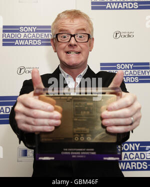 Radio 2 Moderator Chris Evans mit dem Entertainment Award für seine drivetime Show bei den Sony Radio Academy Awards im Grosvenor House im Zentrum von London. Stockfoto