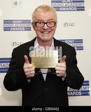 Radio 2 Moderator Chris Evans mit dem Entertainment Award für seine drivetime Show bei den Sony Radio Academy Awards im Grosvenor House im Zentrum von London. Stockfoto