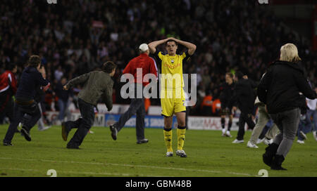 Eddie Nolan von Preston North End zeigt seine Dejektion, als die Fans von Sheffield United während der Coca-Cola Championship, des Play Off Semi Finals, des zweiten Ausganges in der Bramall Lane, Sheffield, auf den Platz einmarschieren. Stockfoto