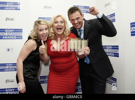 Vanessa Feltz (Mitte) mit ihrem Speech Personality Award, mit ihrer Produzentin Kate Williams und Matthew Wright bei den Sony Radio Academy Awards, im Grosvenor House im Zentrum von London. Stockfoto