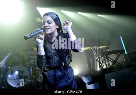 Lily Allen bei MySpace Secret Gigs - London. Lily Allen tritt im Rahmen der MySpace Secret Shows Tour auf der Bühne des Tabernacle in West London auf. Stockfoto