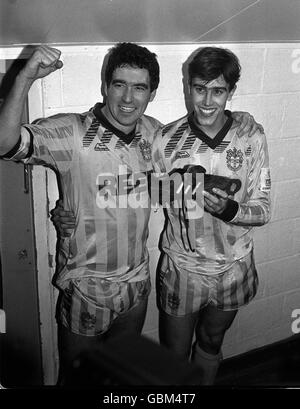 Die Torschützen von Sutton United, Tony Rains (l) und Matt Hanlan (r) Feiern Sie ihren schockieren Sieg im Jahr 2-1 Stockfoto