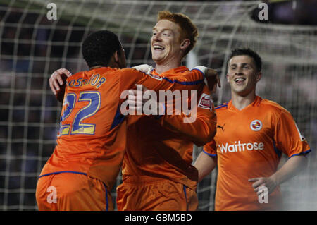 Dave Kitson von Reading (Mitte) feiert das Tor zum ersten Spiel mit seinem Teamkollegen Liam Rosenior während des Coca-Cola-Meisterschaftsspiels im Pride Park, Derby. Stockfoto