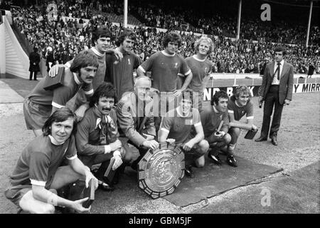 Liverpool feiert mit dem Charity Shield, nachdem er Leeds United in einem Elfmeterschießen besiegt hat: (Hintere Reihe, l-r) Steve Heighway, Peter Cormack, Ray Clemence, Phil Boersma, Alec Lindsay; (erste Reihe, l-r) Brian Hall, Tommy Smith, Manager Bill Shankly, Emlyn Hughes, Ian Callaghan, Phil Thompson Stockfoto