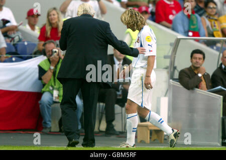 Fußball - UEFA-Europameisterschaft 2004 - Halbfinale - Griechenland / Tschechische Republik. Der Cheftrainer der Tschechischen Republik, Karel Bruckner (l), tröstet Pavel Nedved, nachdem eine Verletzung seine Substitution erzwungen hatte Stockfoto