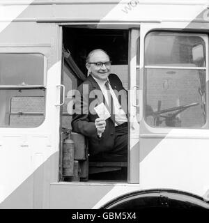 Mit seiner Mitgliedskarte fährt Jack Jones, Generalsekretär, Transport und Gewerkschaft der Arbeiter, am Steuer des Union Bus in der Victoria LTB-Busgarage. Stockfoto